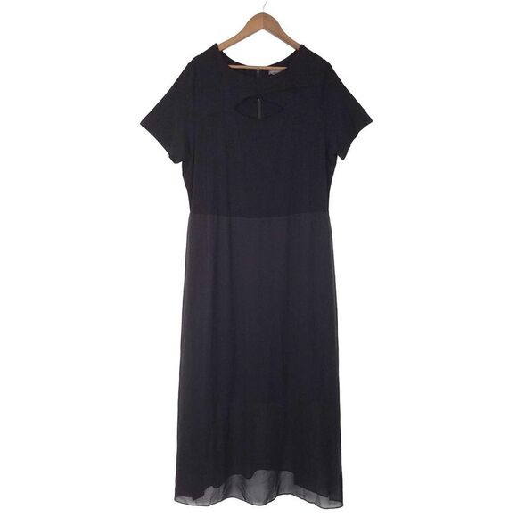 Elegant Black Midi Dress - Picture 1 of 7